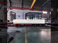 Casa cápsula espacial de 11,5 m con paneles solares y iluminación LED